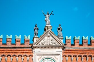 photo-1756633231294-f72b004e8c5c-1