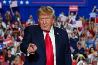 21dc-trump-graham-topart-kfbc-mediumSquareAt3X-3