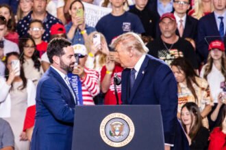 26pol-trump-midterms01-photo-qlzw-mediumSquareAt3X-v2