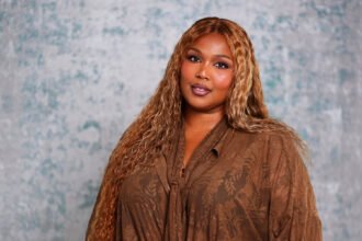 01xp-lizzo-fzkw-mediumSquareAt3X