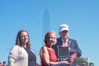 08dc-trump-medal-topart-mvkp-mediumSquareAt3X