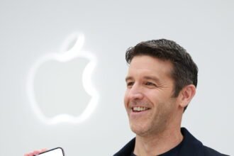 09biz-apple-event-phone-2-03-mediumSquareAt3X