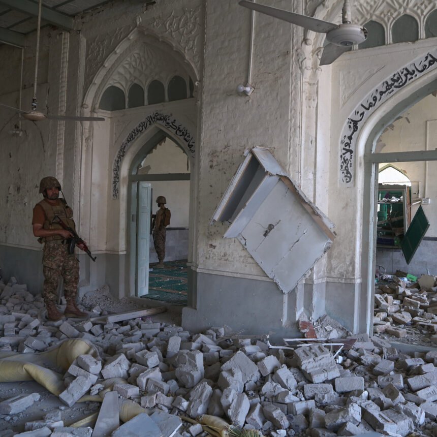 19int-pakistan-mosque-htjb-mediumSquareAt3X