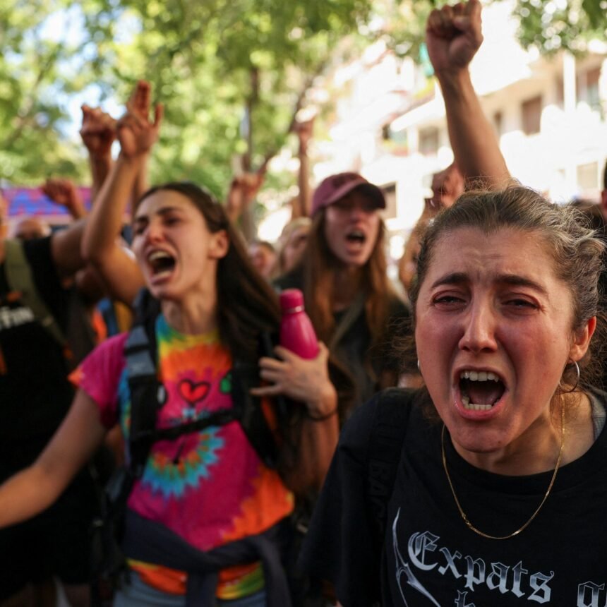 24int-SPAIN-PROTEST-02-bgqp-mediumSquareAt3X