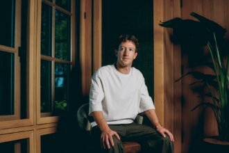 25ZUCKERBERG-FASHION-01-qcwp-mediumSquareAt3X