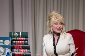 27cli-dolly-parton-01-kpvj-mediumSquareAt3X