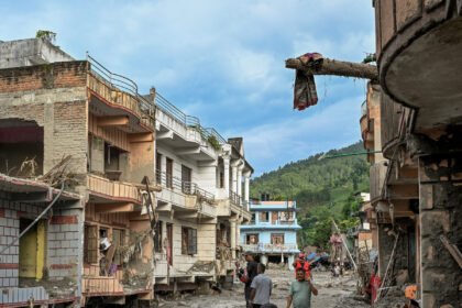 29NEPAL-RESCUE-EFFORT-01-cfjv-mediumSquareAt3X