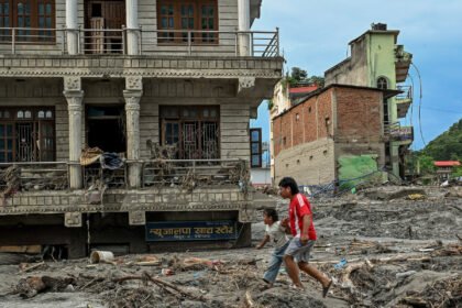 29trav-flood-nepal-trekkers-01-hftg-mediumSquareAt3X