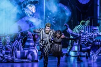 David-Fynn-as-Beetlejuice-and-Hannah-Nordberg-as-Lydia-Deetz-with-Company-Johan-Persson