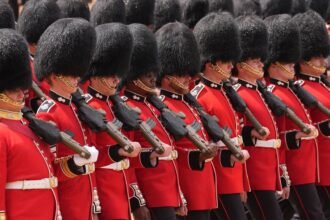 skynews-kings-guard-bearskin_7351798