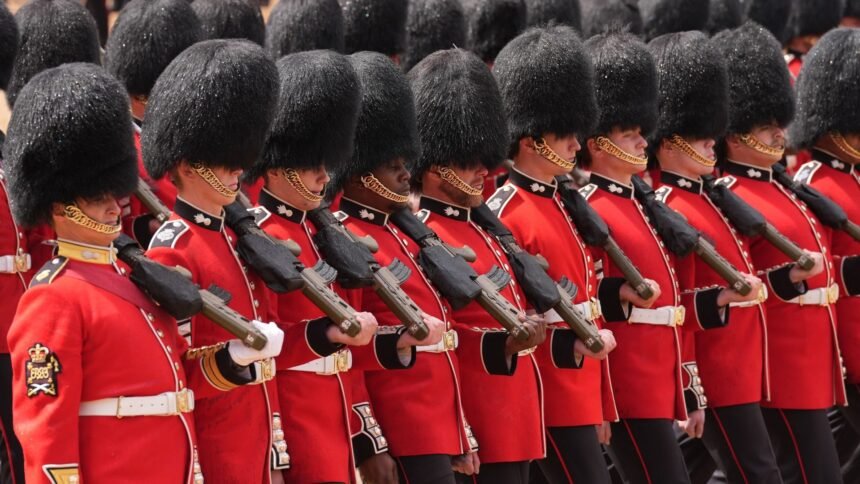 skynews-kings-guard-bearskin_7351798