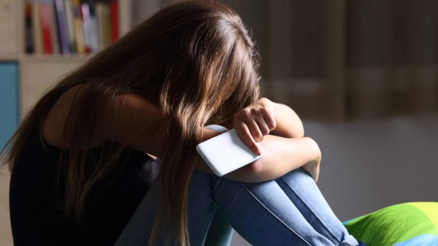 skynews-teenager-abuse-phone_7364289