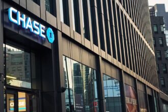 13biz-bank-earnings-lgjp-mediumSquareAt3X