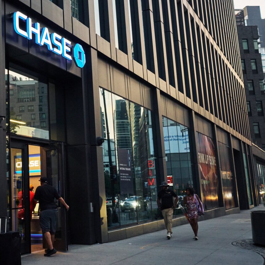13biz-bank-earnings-lgjp-mediumSquareAt3X
