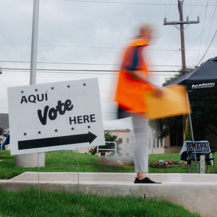 14midterms-texas-voter-reg-thjl-mediumSquareAt3X
