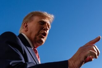 20-pol-TrumpSpend-jzqm-mediumSquareAt3X