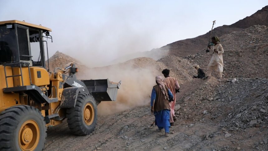 skynews-sudan-gold-mining-miners_7374427